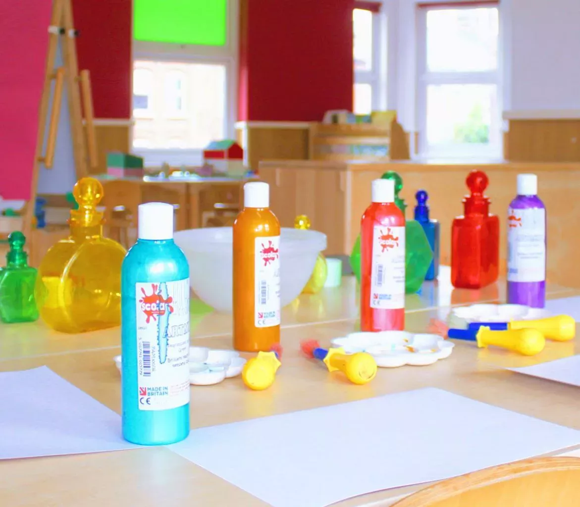 At our Guildford nursery, we encourage children to explore colour and colour mixing. The children learn about the difference between colours and learn how to mix them to make new ones. For example, by asking ‘how does blue become green?’.